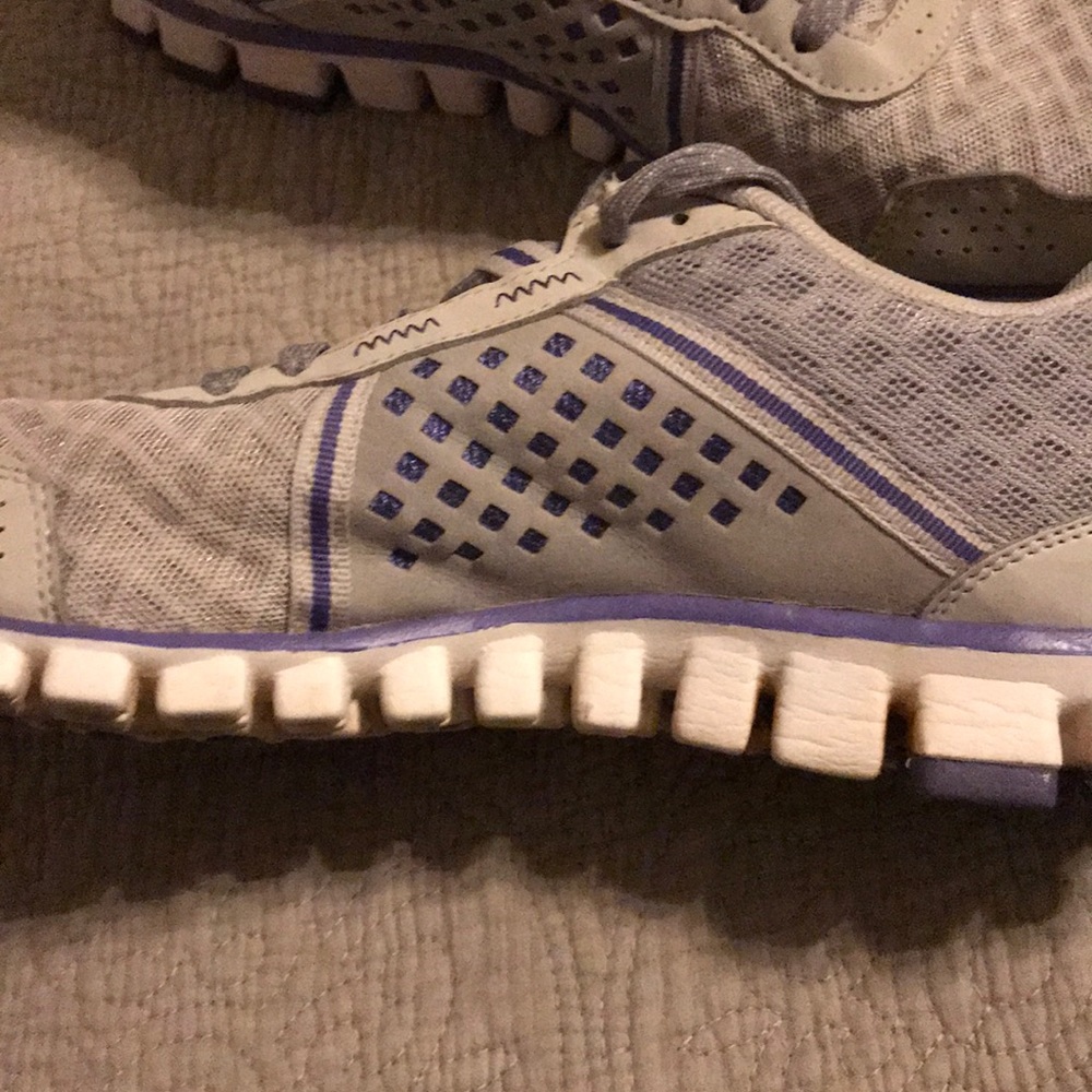 Ladies Reeboks - Picture 4 of 6